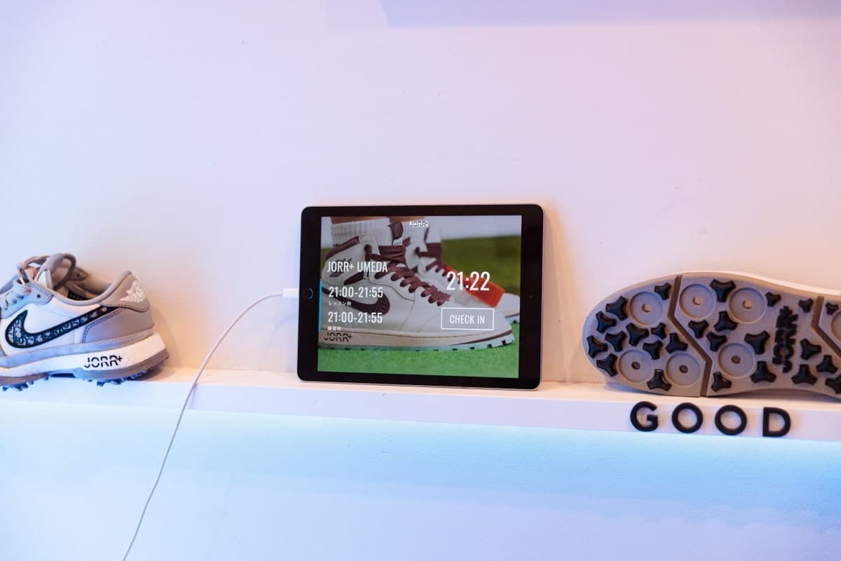 ゴルフシューズとタブレットの画像