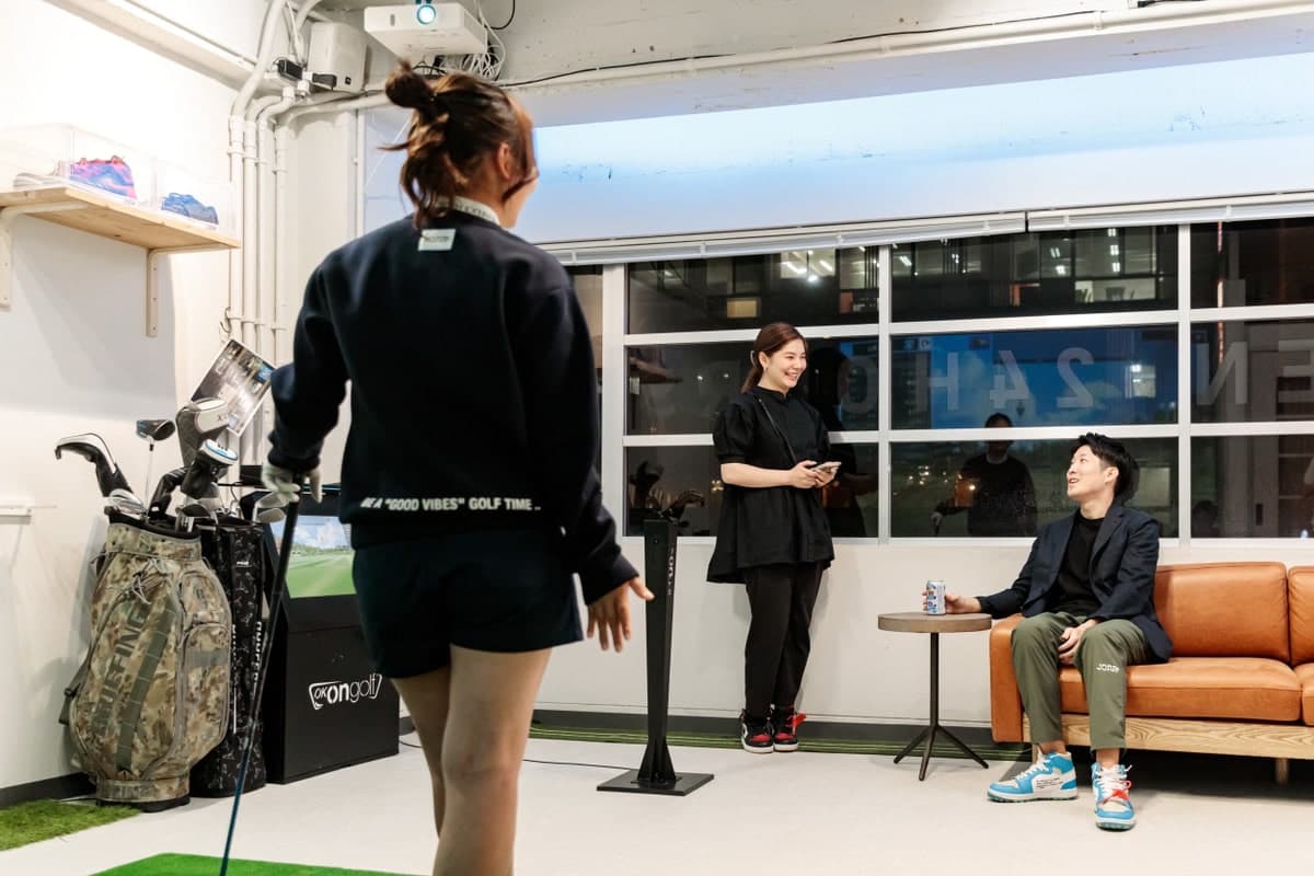 女性インストラクター2人と会員が談笑している様子