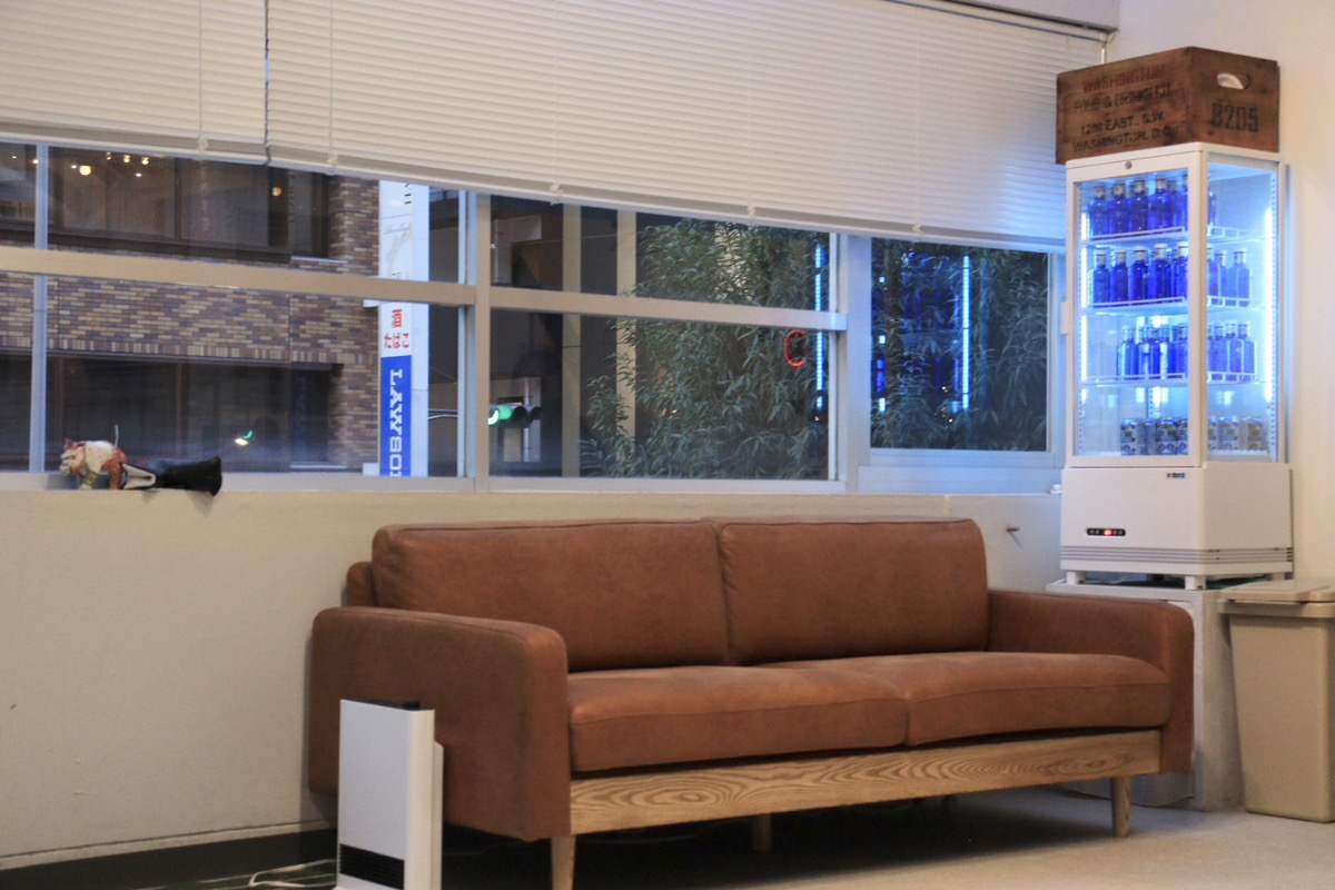 ソファや無料ドリンクケースが置いてある様子