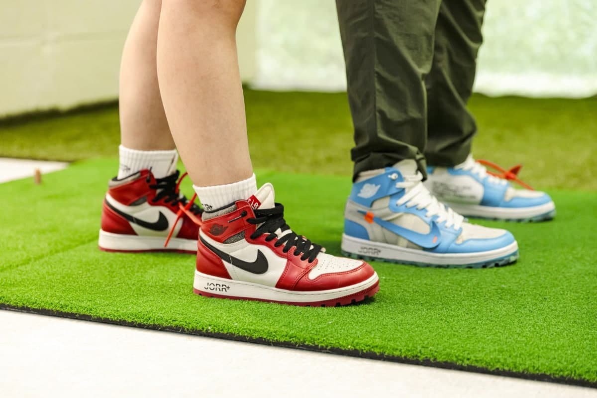 インストラクターが会員にレッスンしている様子（足元）