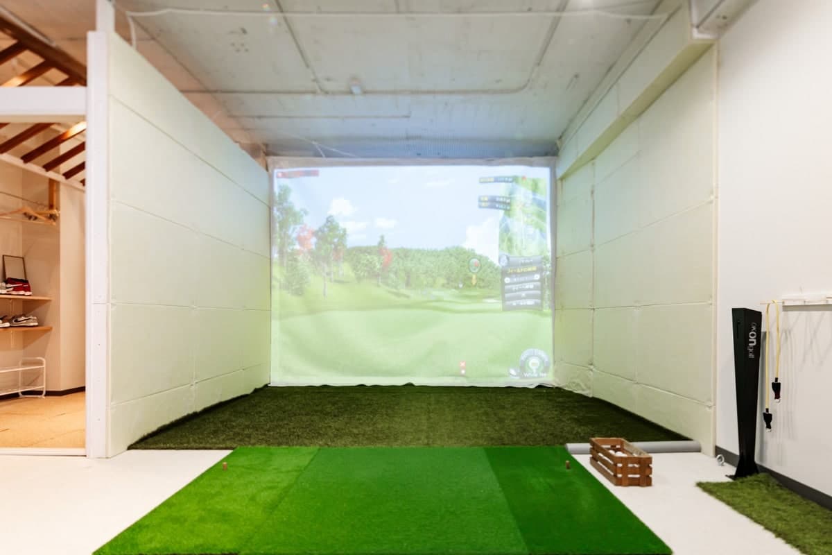 正面に大画面がある室内練習場の様子