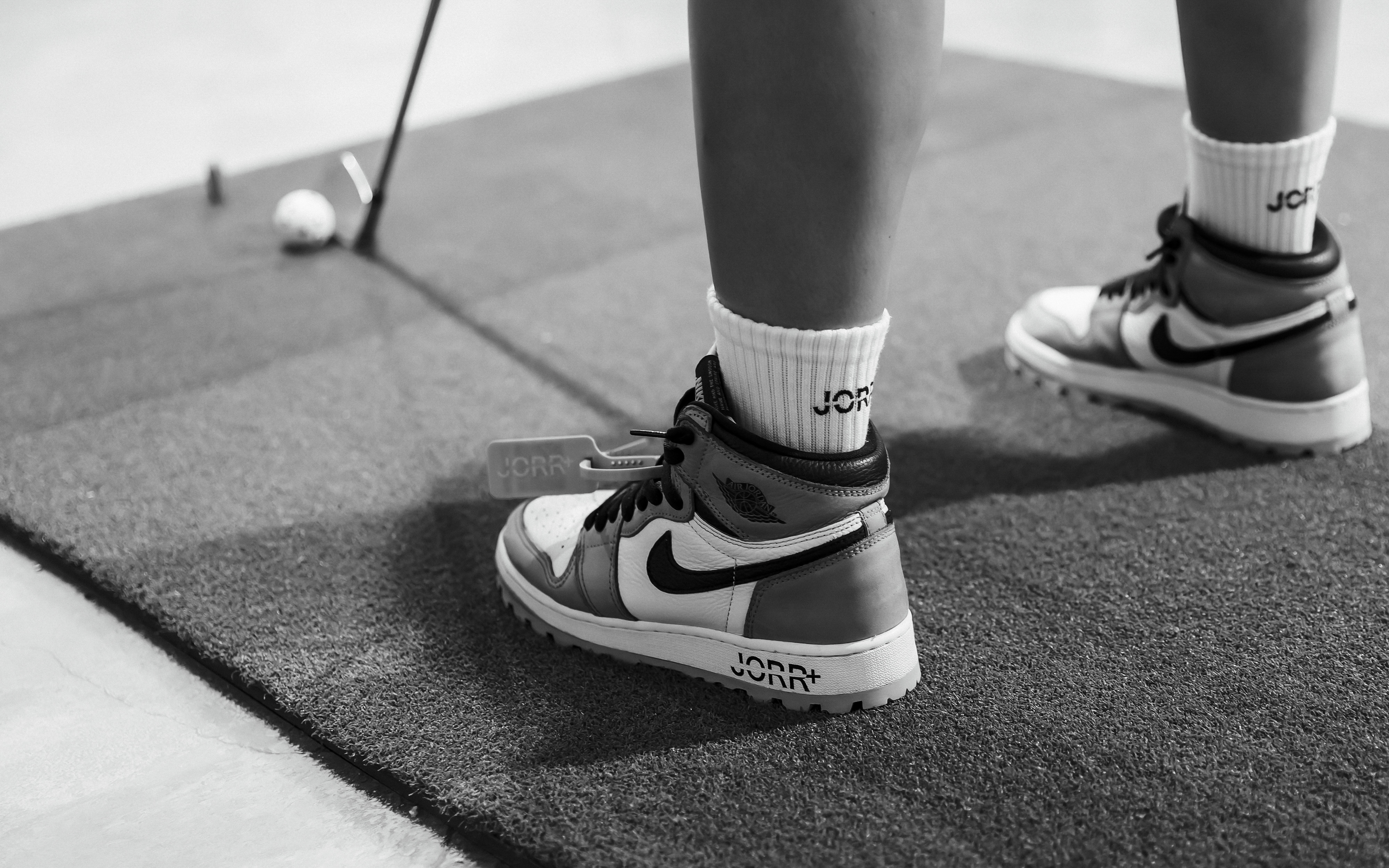 ゴルフボールを打つ人の足元