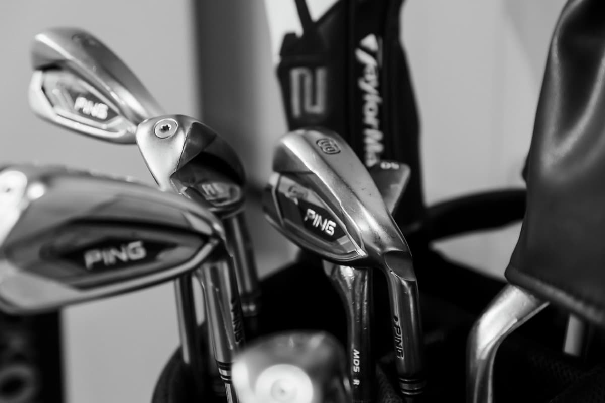 ゴルフクラブが何本もケースに入っている様子
